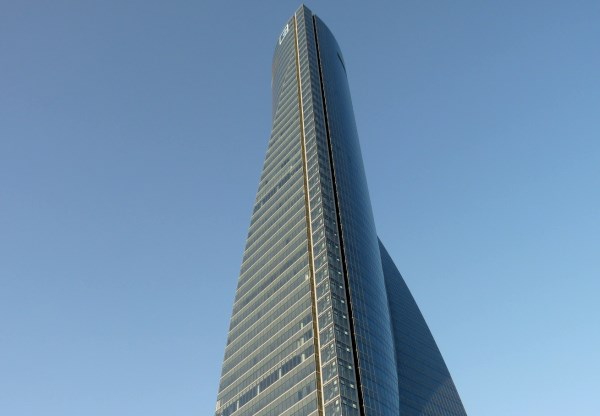 Madrid, allarme bomba: evacuato il grattacielo Torrespacio che ospita le ambasciate