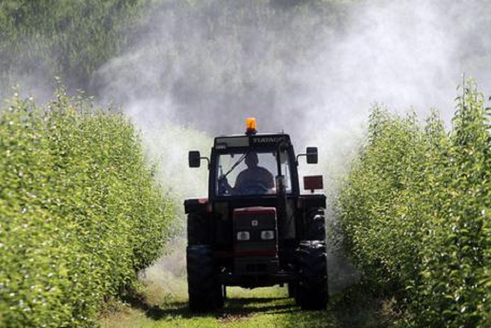 Trento, bimbo di 18 mesi schiacciato da un trattore: è morto