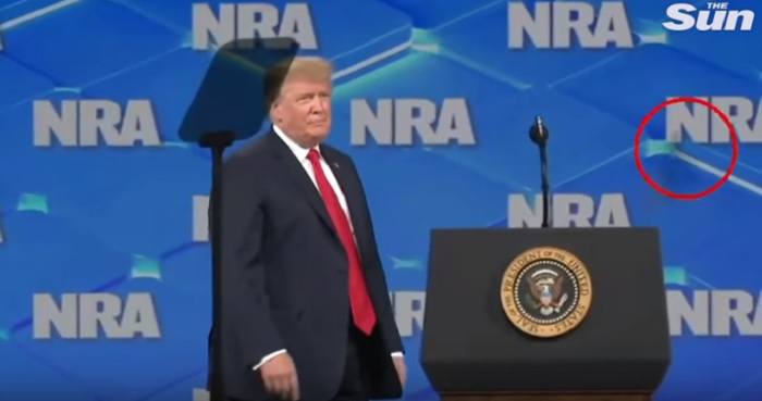 Cellulare lanciato contro Trump alla convention delle armi VIDEO