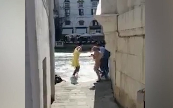 Venezia, passa l'idroambulanza: onda anomala travolge turisti