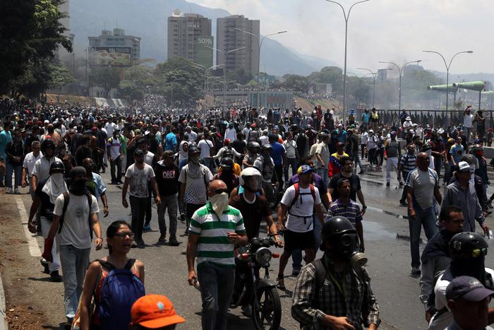 Venezuela, Guaidò chiama alla rivolta. I blindati sulla folla