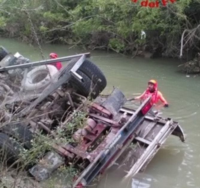 Campobasso, autocarro precipita dal viadotto del Liscione: salvi dopo un volo di 15 metri