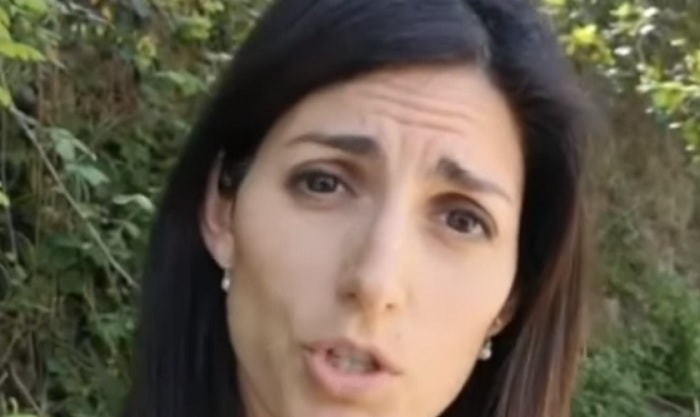 Roma, sindaca Raggi: "Non approvo bilancio irregolare Ama con premi a pioggia per dirigenti"