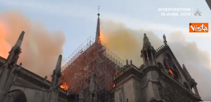 Notre-Dame, l'intervento dei 400 pompieri che hanno spento l’incendio