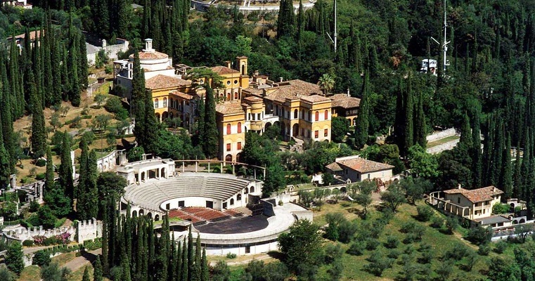 Gardone Riviera, 19enne in gita cade al Vittoriale: è grave