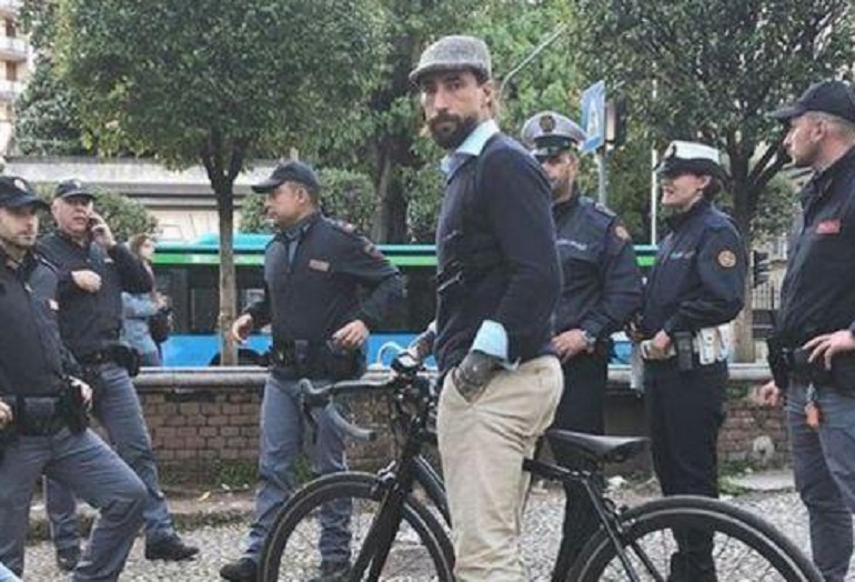 Striscia la Notizia, Vittorio Brumotti preso a sassate dagli spacciatori