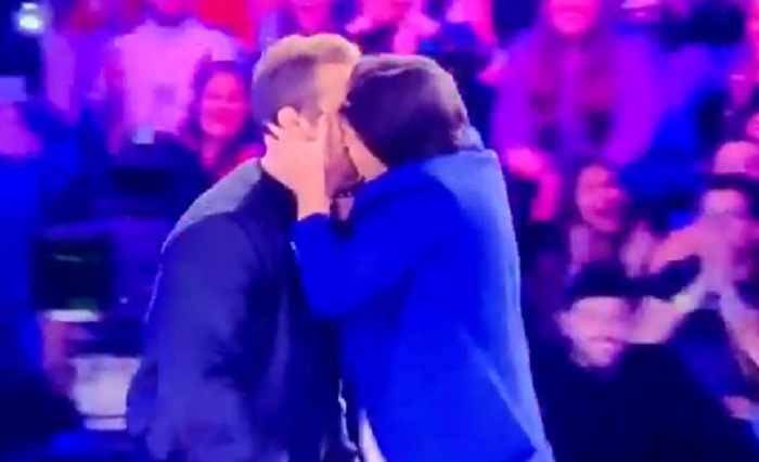 Amici, Vittorio Grigolo bacia Pio. Lui: "Mi hai lasciato il prezzemolo tra i denti"