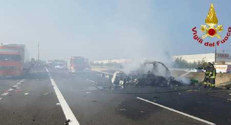 A1, auto in fiamme all'altezza di San Zenone Lambro: salvo il conducente (foto d'archivio Ansa)