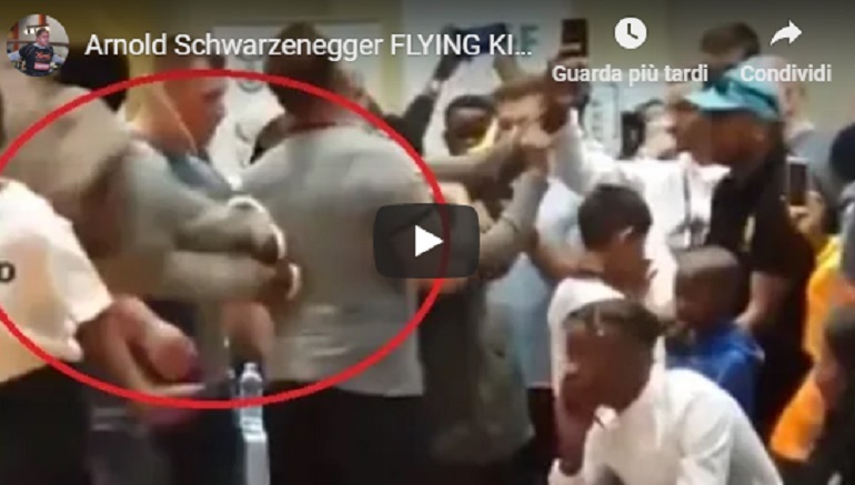 Arnold Schwarzenegger colpito all'improvviso con un calcio alla schiena VIDEO