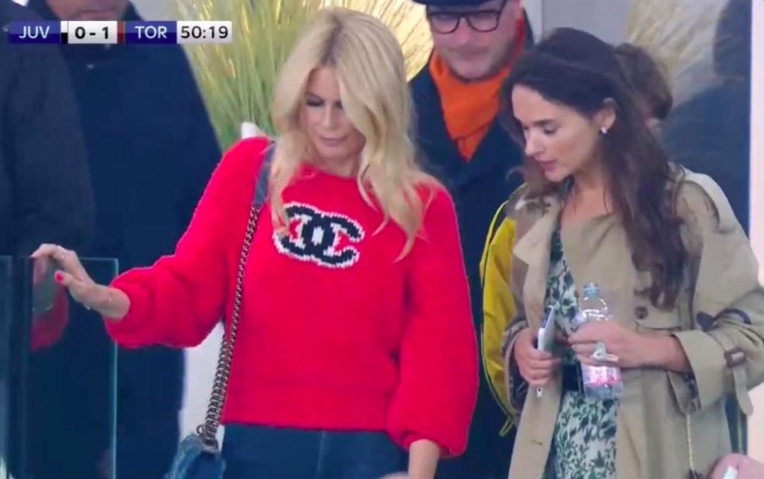 Claudia Schiffer allo Stadium per Juventus-Torino, tifosi in estasi