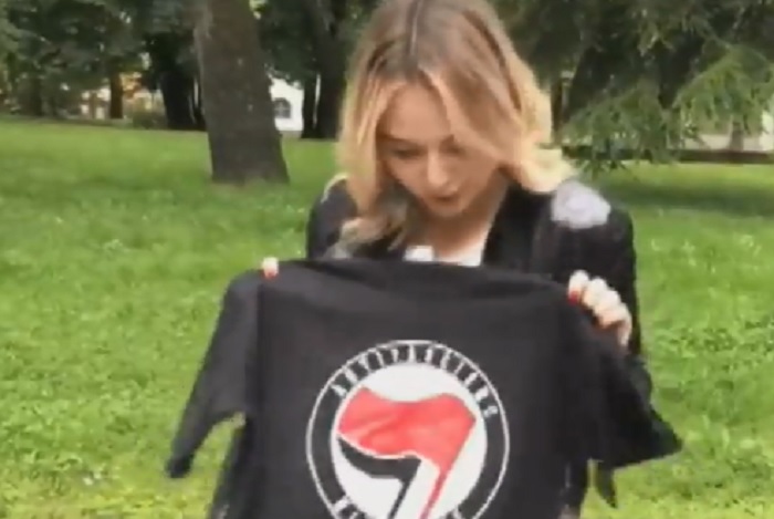 Giorgia Manghi, candidata Fratelli d'Italia si pulisce le scarpe2