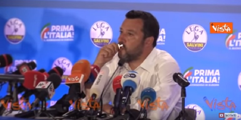 Matteo Salvini si mette in posa e bacia il crocifisso: "Ringrazio chi c'è lassù" VIDEO