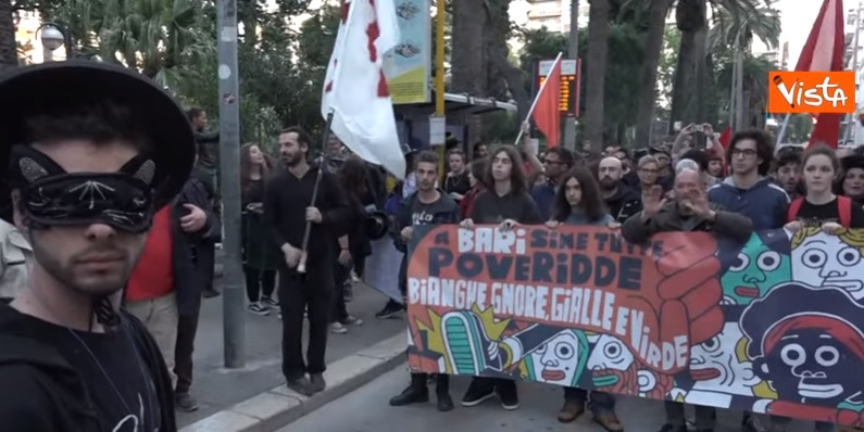 Bari, la protesta degli Zorro: "Noi, eroi mascherati contro Salvini" VIDEO