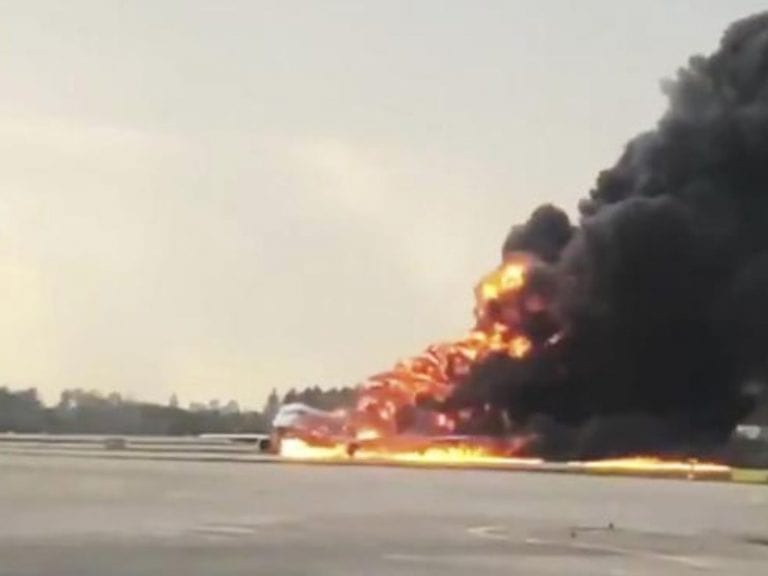 Mosca, aereo a fuoco: indennizzo anche al passeggero che ha impedito la fuga per il suo bagaglio