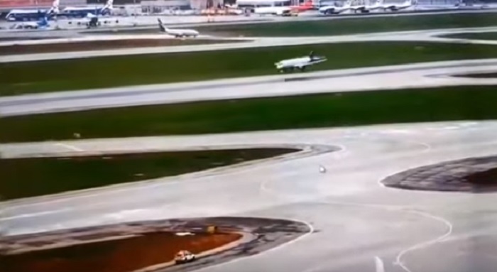 YOUTUBE Aereo rimbalza e prende fuoco: nuovo VIDEO sulla strage di Mosca