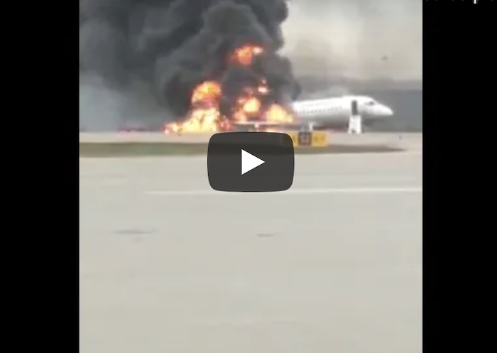 Mosca, aereo atterra in fiamme: palla di fuoco sulla pista. Un morto, 5 feriti VIDEO