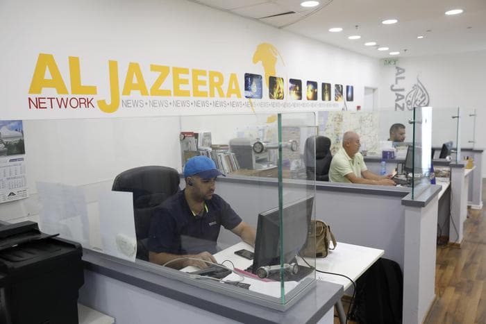 Al Jazeera sospende i due giornalisti "negazionisti". "Come hanno sfruttato l'Olocausto i sionisti?"i