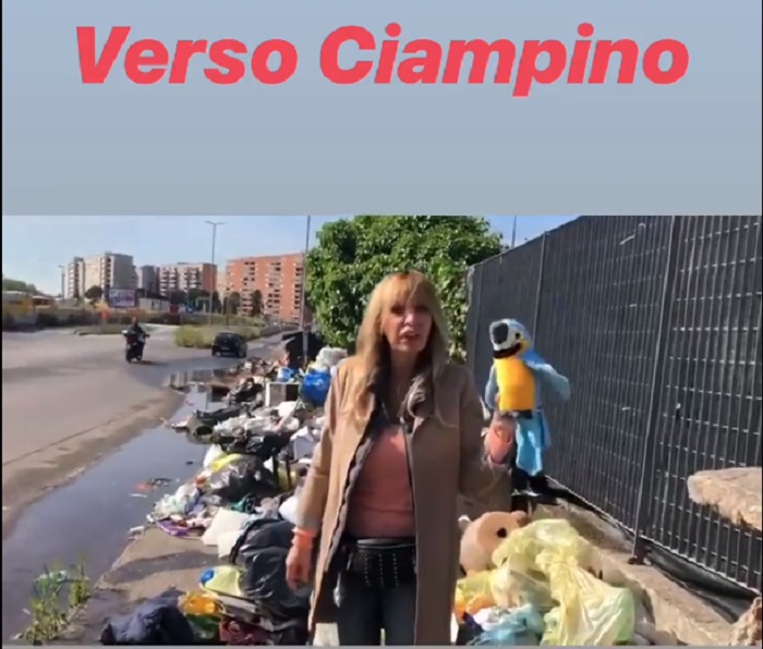 Alessandra Mussolini, campagna elettorale col pappagallo di peluche1