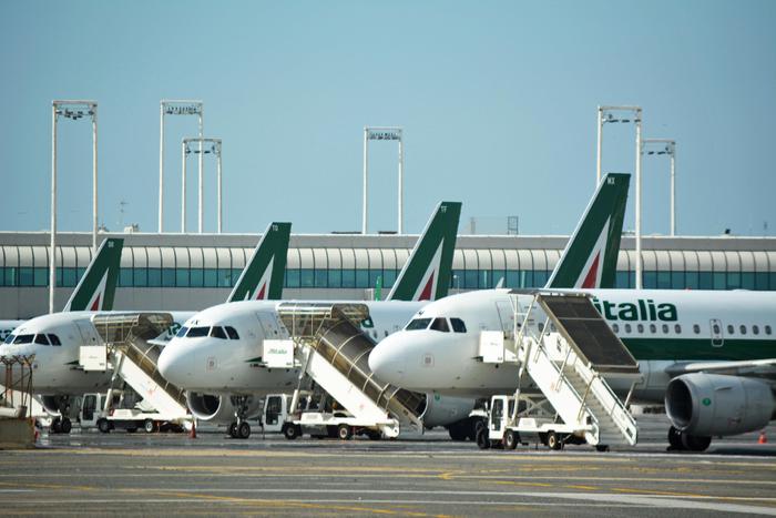 Alitalia perde 57mila euro l'ora. E i passeggeri italiani scappano