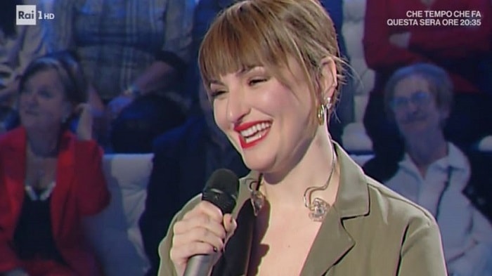 Domenica In, la gaffe di Mara Venier con Arisa e il servizio: "Non ho capito che c'è dentro..."