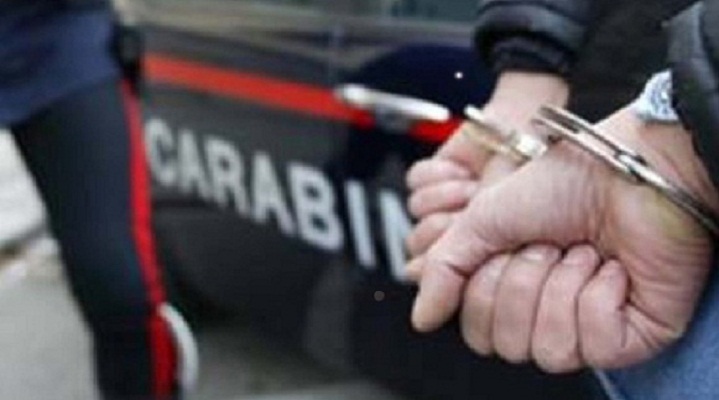 Ostia, rientra a casa ubriaco e aggredisce la compagna: il figlio di 2 mesi cade a terra