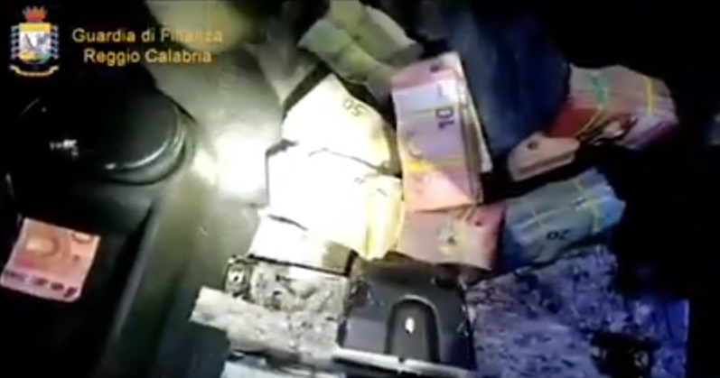 Rosarno, fermato a un posto di blocco. In auto nascondeva... un milione di euro