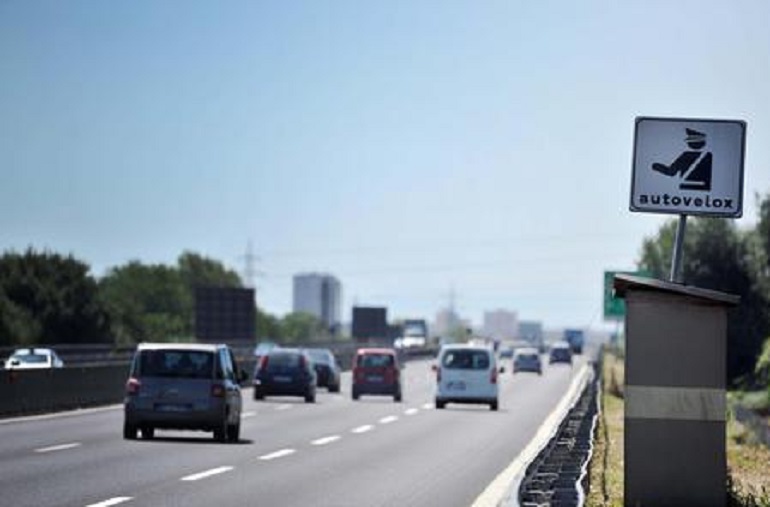 Google Maps, arriva la funzione che segnala limiti di velocità e autovelox (foto Ansa)