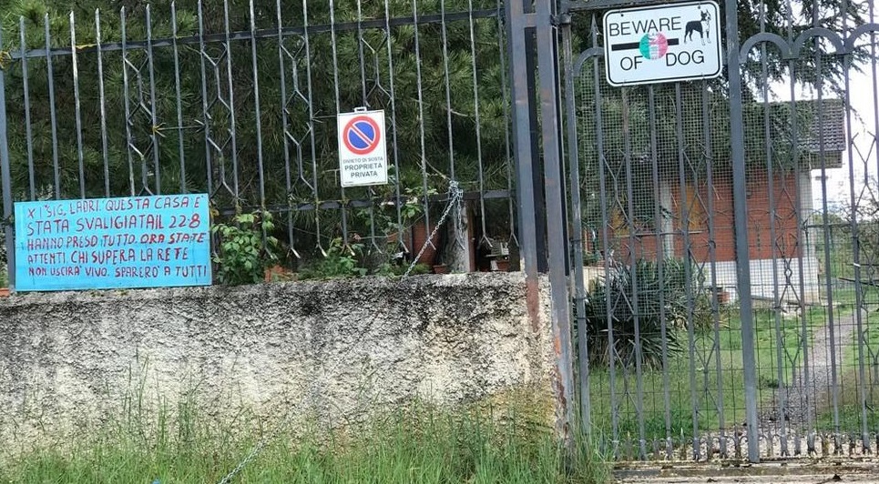 Legittima difesa, il cartello ad Avezzano: "Attenti, sparerò a tutti"