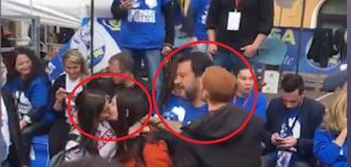 salvini finto selfie bacio