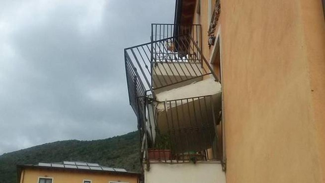 Il balcone cade a pezzi? Almeno per le parti esterne, le spese le paga il condominio