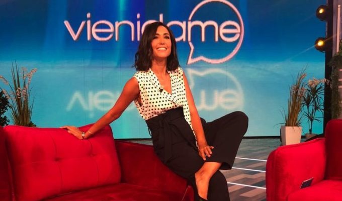 Vieni da me, Caterina Balivo ospita Paolo Brosio. E non si accorge dell'errore grammaticale...