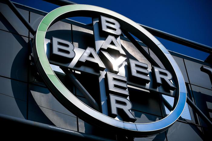 Bayer condannata in Usa a risarcire 2 mld $: cancerogeno il diserbante Roundup con glifosato