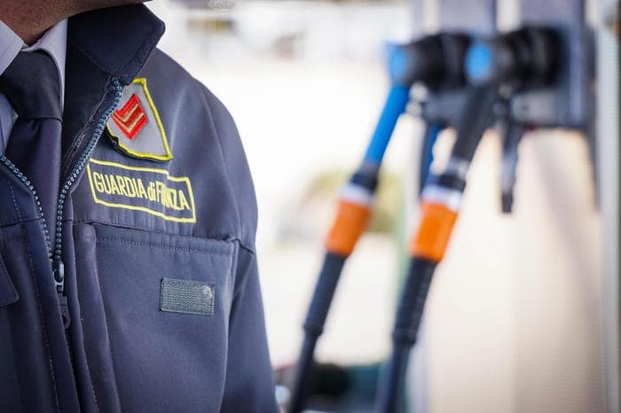 Guanzate (Como): tutti dal benzinaio a un euro, ma il distributore era abusivo