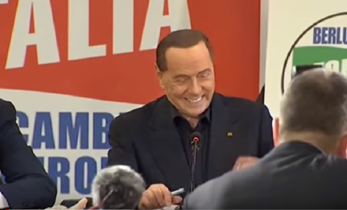Berlusconi, nuova barzelletta: "Ho chiesto a una ragazza come mai ha avuto così pochi uomini..."