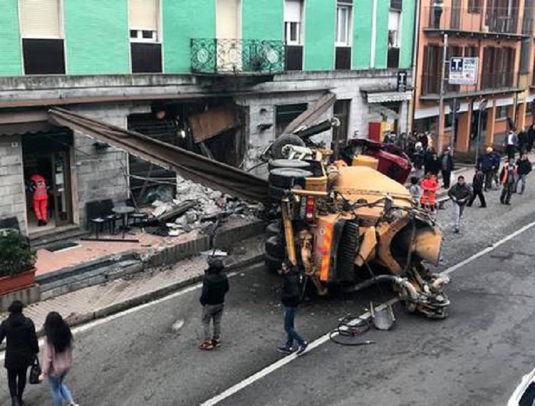 Roma, perde il controllo del camion betoniera e finisce contro alcune auto: 4 feriti (foto d'archivio Ansa)