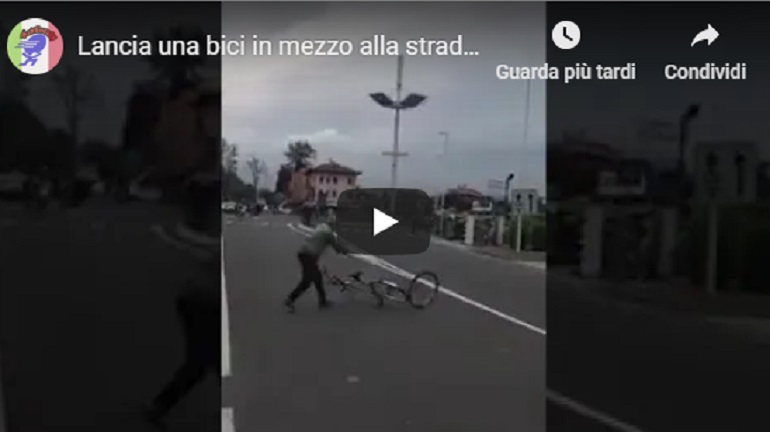 Giro d'Italia, spettatore lancia bici in mezzo alla strada VIDEO