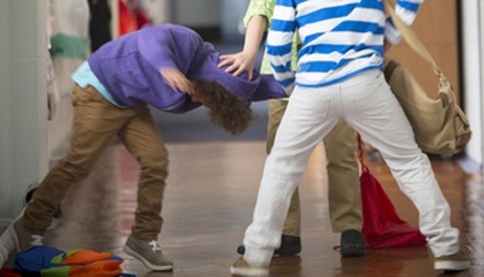 Pavia, il bullo gli sbatte la testa sul banco: 15enne rischia di perdere un occhio