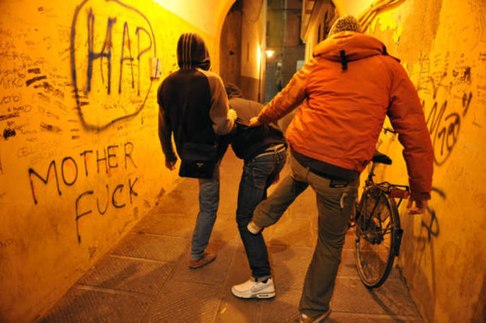 Bologna, baby gang aggredisce disabile e lo deruba: 3 minorenni arrestati