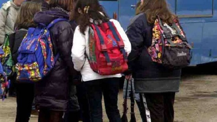 Parma, ubriaco guida bus di una scolaresca in gita: il prof dà l'allarme, bloccato sulla A1