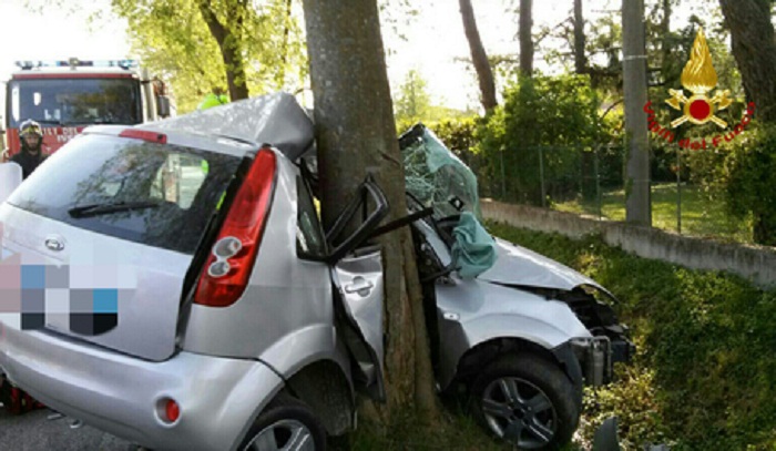 Buti, auto contro un albero: Roberto Colonnata muore a 48 anni