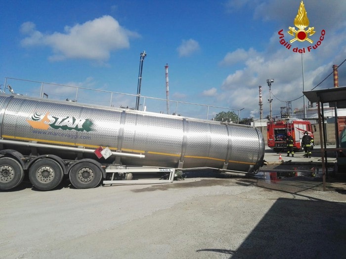 Stagno di Livorno, camion cisterna con 30 tonnellate di metanolo si inclina vicino ad una raffineria