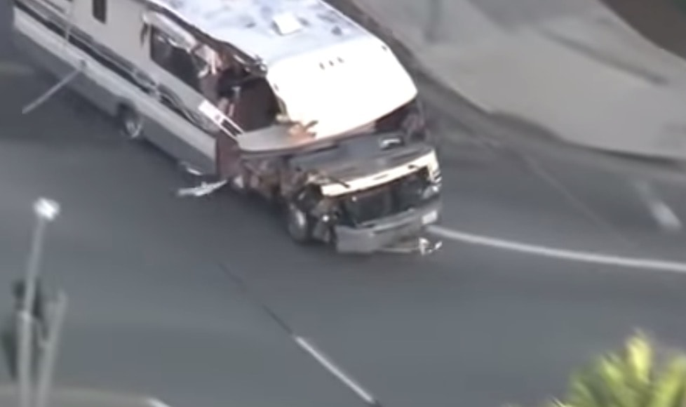 Los Angeles, camper rubato in fuga: il cane si lancia dal finestrino per salvarsi VIDEO