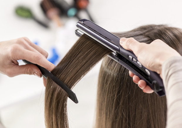 Russia, ragazzina di 16 anni ha mal di stomaco: aveva mangiato mezzo chilo di capelli in 10 anni