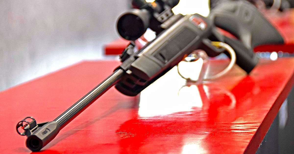 Prato, 17enne esce sul terrazzo con la carabina e spara: ferito un automobilista di passaggio