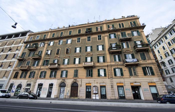 Ricchezza delle famiglie italiane otto volte il reddito. E la metà poggia sul "mattone"