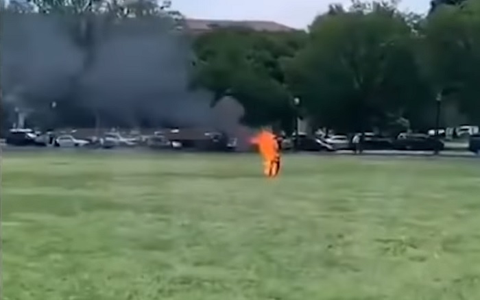 Washington, uomo si dà fuoco sul prato che costeggia la Casa Bianca