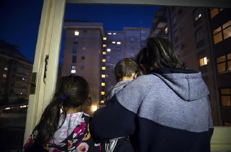 Casal Bruciato (Roma), una normale chiacchierata tra donne: "Nomadi? Li vogliamo vedere tutti impiccati e bruciati" (foto Ansa)