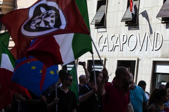 CasaPound abita abusivamente e caccia da case pubbliche. Famiglia rom si arrende. Polizia di Salvini neutrale