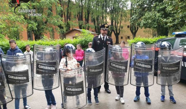 Cremona: gli alunni delle elementari alla caserma dei Carabinieri, polemiche per la foto con caschi e scudi