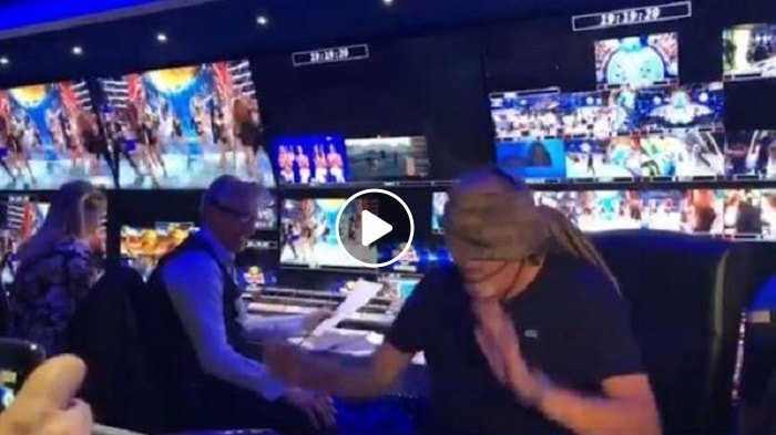 Ciao Darwin, Roberto Cenci fa il regista bendato. Durante la puntata...